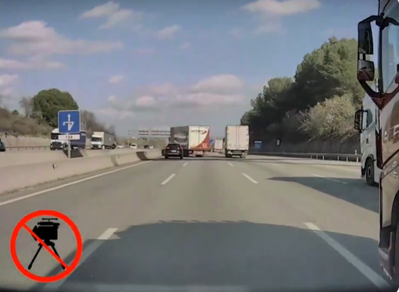 Un cotxe es llença davant d’un camió i provoca l’accident a l’AP-7