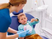 Quan consultar l’odontopediatre i com influeixen els hàbits en la boca del nen