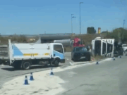 VÍDEO | Un camió bolca en ple polígon de Can Volart i genera moments de tensió a Parets del Vallès