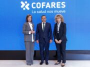 Carmen Fúnez destaca la col·laboració publicoprivada en el proveïment de medicaments