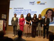Els adolescents busquen validació a les xarxes mentre construeixen la seva identitat